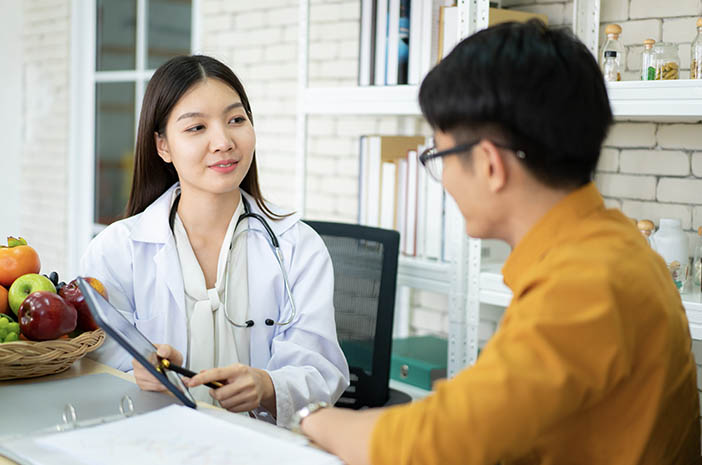Alami Gejala Flu Perut, Kapan Sebaiknya Periksa ke Dokter?