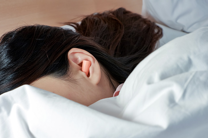 Cek Fakta: Benarkah Tidur Menggunakan Ear Plug Berbahaya?
