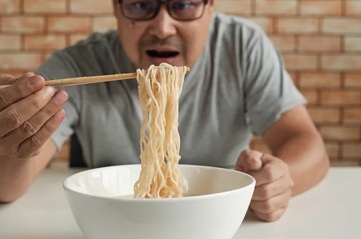 Alasan Pengidap Kanker Usus Tidak Boleh Makan Mi Instan