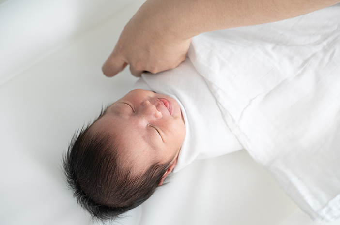 Cek Fakta: Membedong Bayi Tingkatkan Risiko Displasia Pinggul