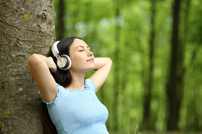 Cara Tepat Memakai Headphone Tanpa Ganggu Pendengaran