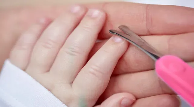 7 Trik Agar Memotong Kuku Bayi Lebih Mudah Dilakukan