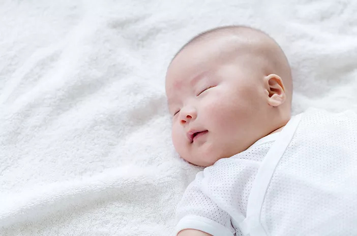 Saat Masih Bayi, Lebih Baik Tidur Pakai AC atau Kipas Angin?