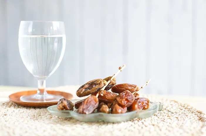 Mana Lebih Baik, Berbuka dengan yang Manis atau Air Putih?