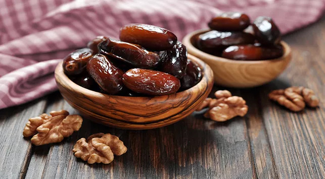 https://d1vbn70lmn1nqe.cloudfront.net/prod/wp-content/uploads/2022/04/26094414/Manfaat-Mengonsumsi-Kurma-saat-Buka-Puasa.jpg