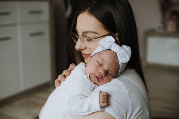 Ini 4 Cara Menggendong Bayi Baru Lahir