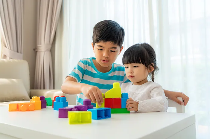 Tips Mengajarkan Si Kecil untuk Berbagi Agar Tidak Pelit