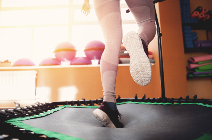 6 Manfaat Olahraga Trampolin yang Bikin Sehat dengan Cara Seru
