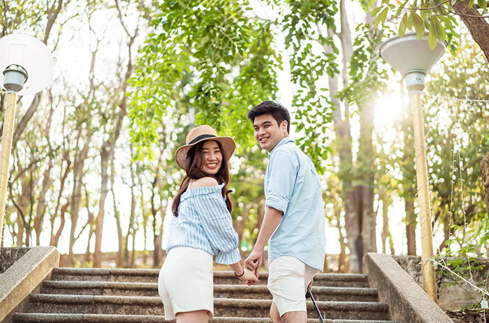 Pillowtalk kencan pasangan dengan bantal