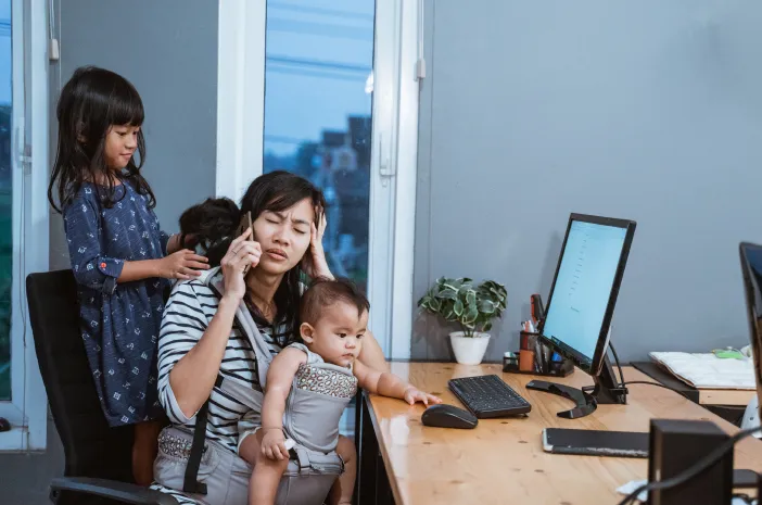 6 Cara Menghilangkan Stres untuk Ibu yang Bekerja Kantoran