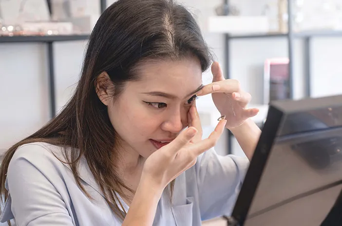Hati-Hati, 7 Kesalahan Memakai Lensa Kontak Ini Perlu Dihindari