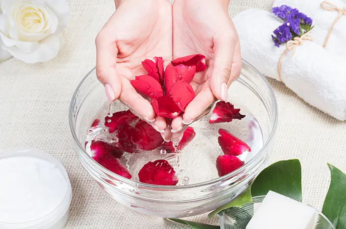 Cara Penggunaan Rose Water yang Tepat di Malam Hari