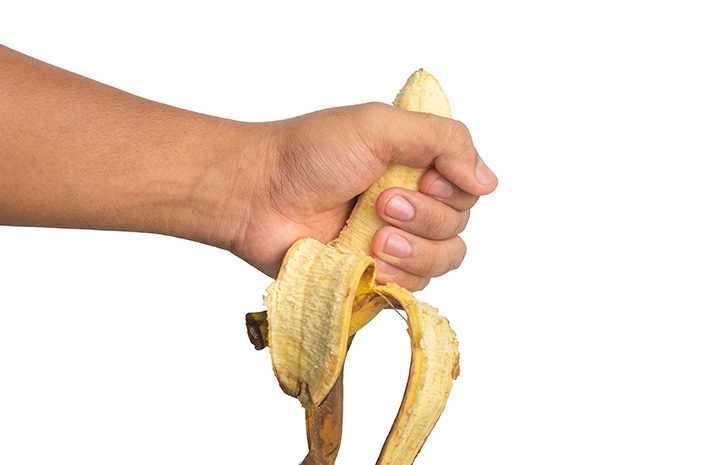 Pantalon va paypoq kiygan xonimlar