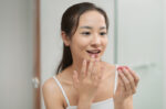 Lip balm adalah produk perawatan bibir yang dapat menjaga kelembapan.