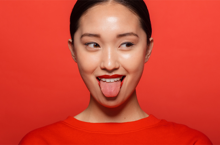 wanita menjulurkan lidah