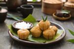 Kue apem adalah makanan tradisional Indonesia yang terbuat dari tepung beras, gula, ragi, dan kelapa.
