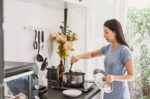 ibu sedang memasak pentol