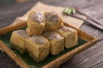 Tahu bakso terbuat dari tahu yang diisi dengan adonan bakso dari daging sapi atau ayam.