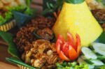 Tumpeng nasi kuning adalah makanan tradisional Indonesia