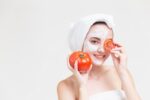 Ada beberapa manfaat masker tomat yang baik bagi wajah, yaitu menghilangkan sel kulit mati dan mengontrol jerawat.