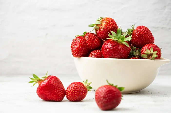 Buah Berwarna Merah: Manfaat, Jenis, dan Cara Mengonsumsinya