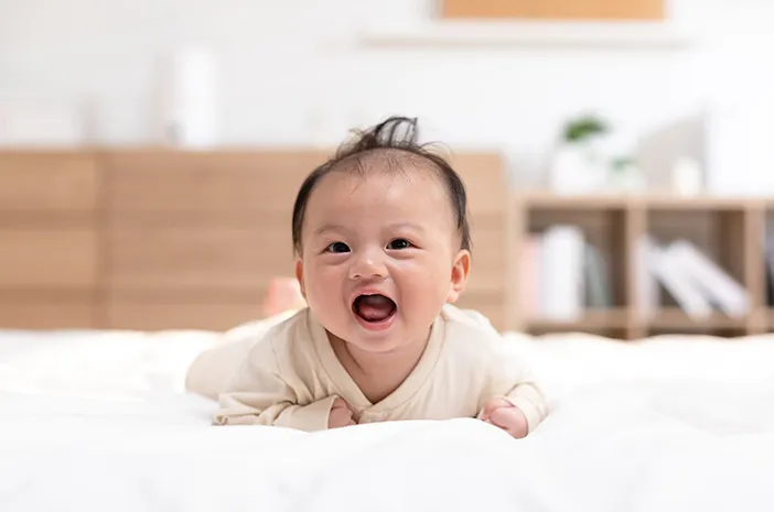 Ini Manfaat Tummy Time pada Bayi dan Cara Tepat Melakukannya