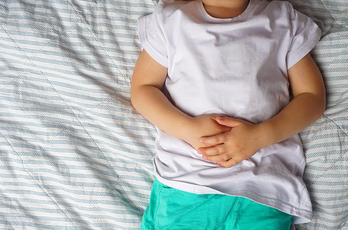 Ini 5 Cara Tradisional Mengatasi Perut Kembung pada Bayi