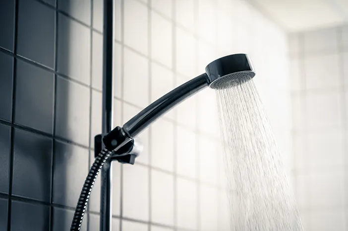 Bolehkah Mandi Jam 12 Malam? Ini Faktanya