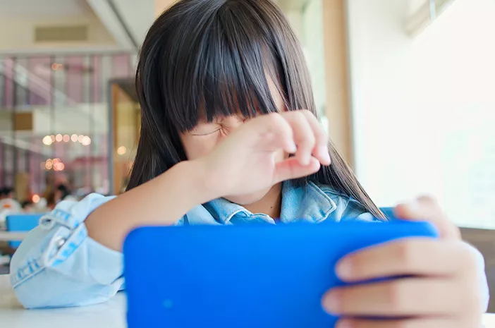 Mata Merah karena HP, Ini Cara Efektif untuk Mengatasinya