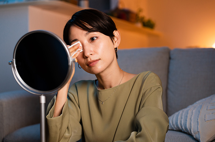 Hati-hati, Kebiasaan Kurang Bersih Menghapus Make Up Bisa Picu Bintitan