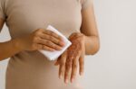 Cara Menghilangkan Henna di Tangan dengan Aman dan Efektif