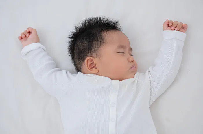 Reflek Moro pada Bayi: Kaget Saat Tidur, Normalkah?