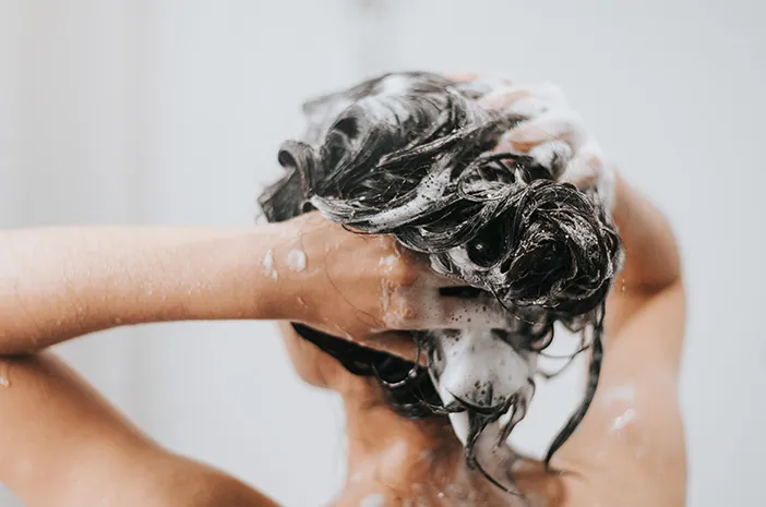 Rutin Keramas, Baik atau Buruk untuk Kulit Kepala? Ini Faktanya!