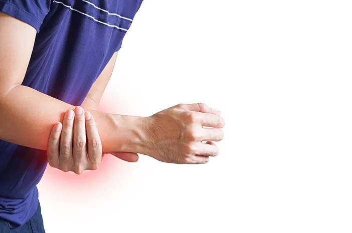 Kedutan Lengan Kanan Atas: Ini Penyebab Umumnya