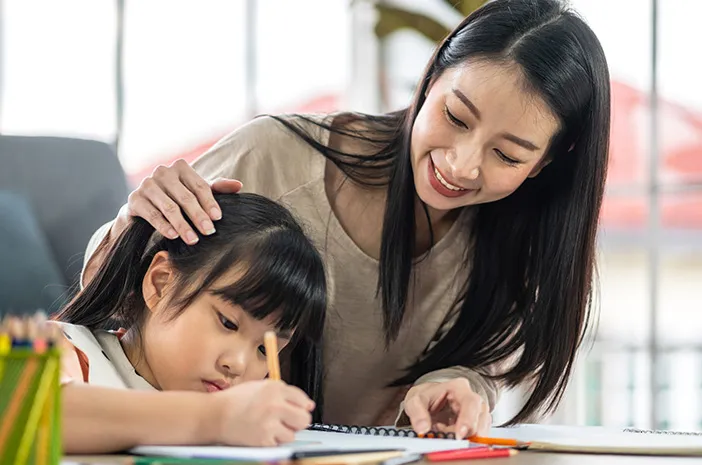 Menulis: Usia Ideal dan Tips Mengajarkan Anak Menulis dengan Menyenangkan