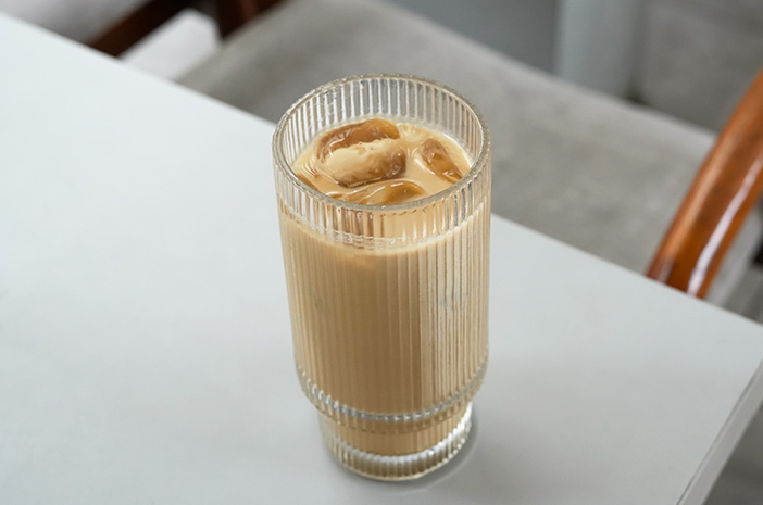 Kopi Gula Aren: Manfaat, Risiko, serta Cara Aman Mengonsumsinya