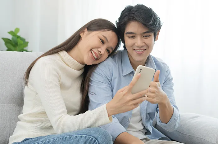 Qiz bor kuchi bilan ozini olatga mixladi Hojatxonaga siyayotgan ayollarning yashirin kamerasi