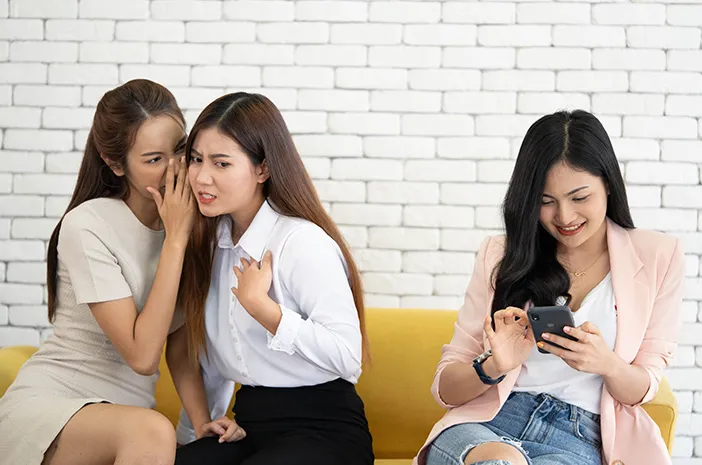 Kenapa Suka Ngejudge? Psikologi Menjelaskan