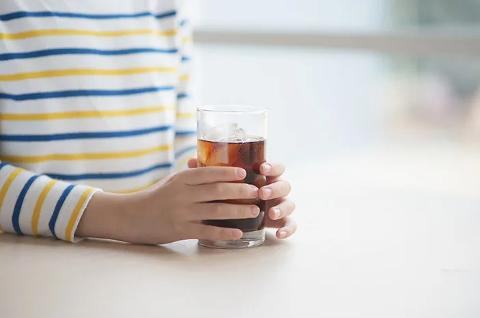 Soft Drink Bahaya untuk Gigi Anak? Ini Dampaknya!