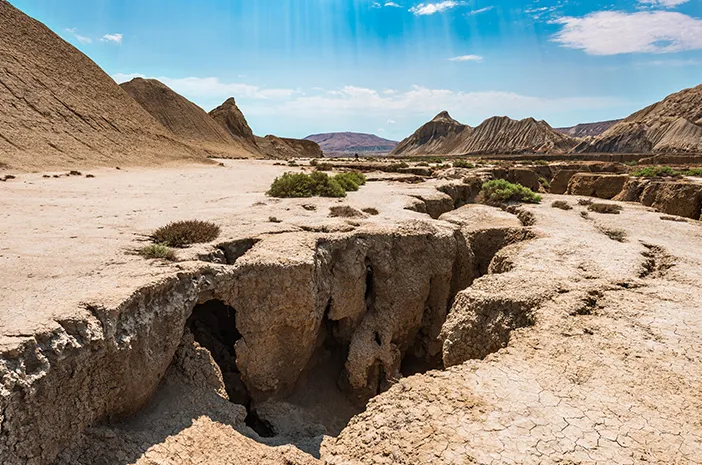 Sesar (Patahan Bumi): Jenis, Penyebab, dan Dampaknya