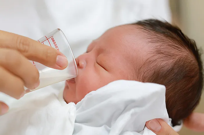 Ini Tips Menggunakan Cup Feeder Bayi yang Benar dan Aman