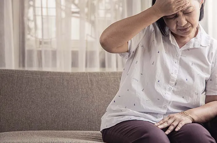 Kenali Penyebab Sakit Kepala di Usia Lansia