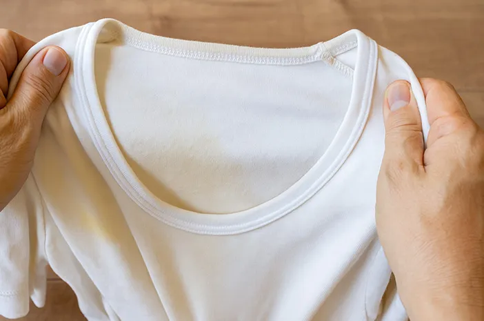 Baju Putih Kena Luntur? Ini Cara Hilangkan Nodanya