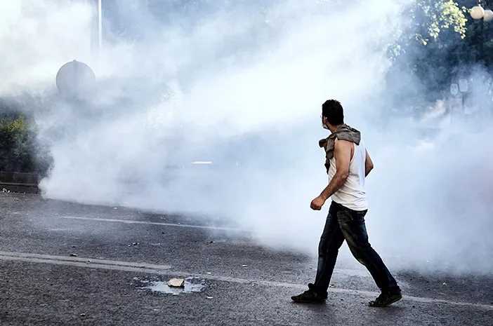 Ketahui Bahaya Gas Air Mata untuk Kesehatan