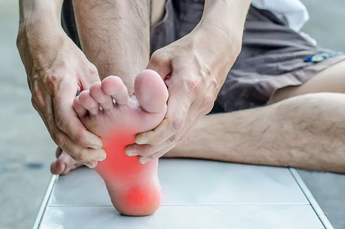 Ini Cara Mengobati Telapak Kaki Sakit saat Berjalan