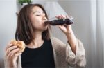 emotional eating dapat memicu kenaikan berat badan
