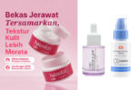 wanita mengoleskan krim wajah sebagai obat menghilangkan bekas jerawat