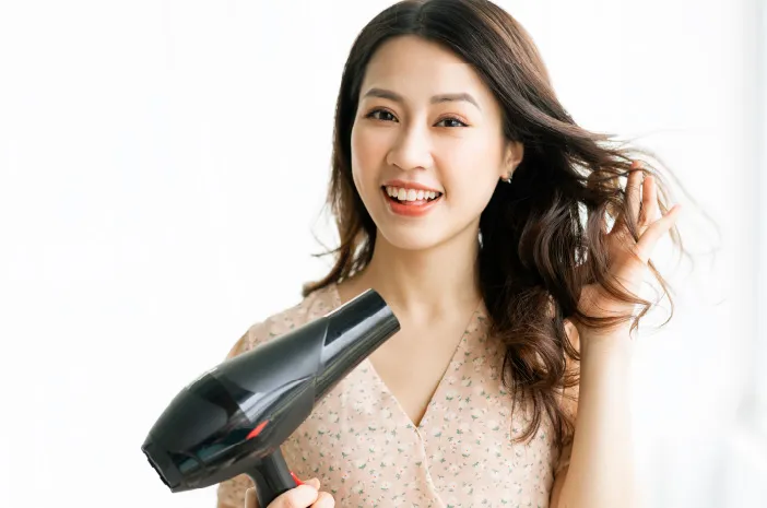 Tips Menggunakan Hair Dryer agar Rambut Tetap Sehat