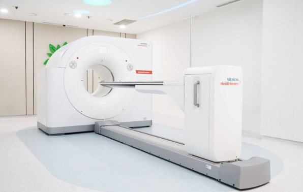 gambar menunjukkan alat PET scan