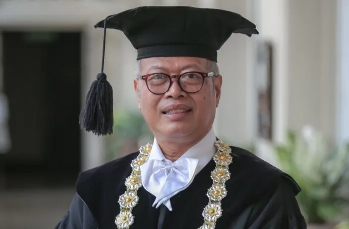 Guru Besar UGM: Profil, Kiprah, & Daftar Terbaru